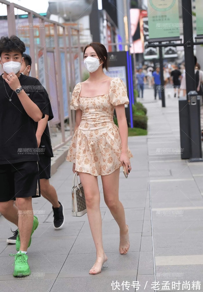 甜美 街拍:小姐姐宫廷风十足,甜美又减龄。