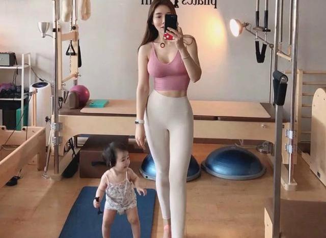 时尚杂志|宝妈生完孩子晒娃,却因身材太好成焦点,网友:这身材,我酸了