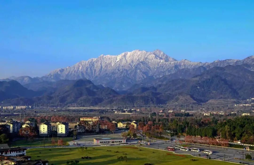 都江堰，住在雪山脚下的美好