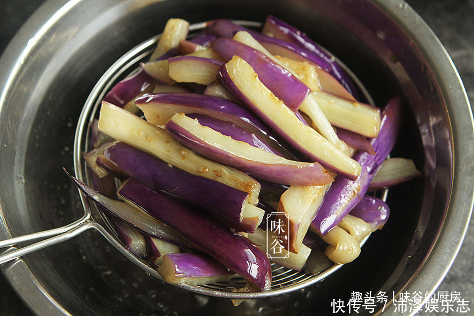 油腻|做茄子豆角时,直接过油就错了,大厨教您一招,茄子不黑不油腻