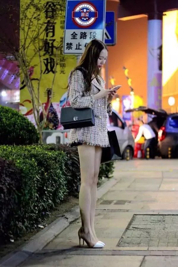 衣服|街拍:任何类型的女人穿上黑色的衣服都很漂亮