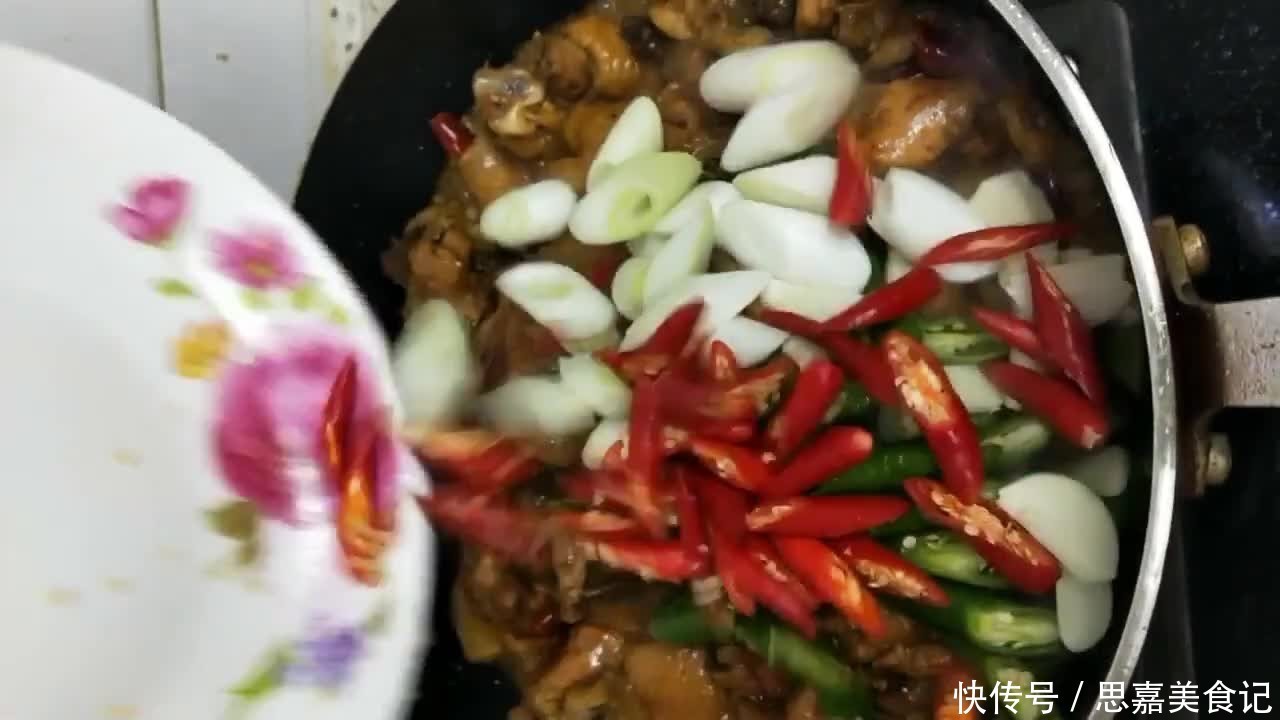 鲜美|鸡肉怎么做好吃青椒炒鸡,滑嫩鲜美香而不腻,做法简单零失败!