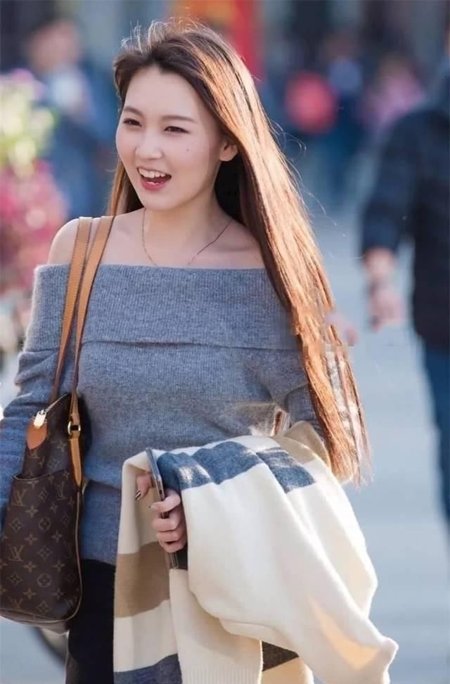 街拍美女:穿时尚露肩针织衫搭配黑色紧身牛仔裤小姐姐,知性优雅