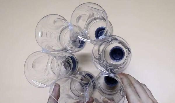 厨房|将6个塑料瓶粘成一个圆圈,放在厨房太实用了,全家人都抢着用