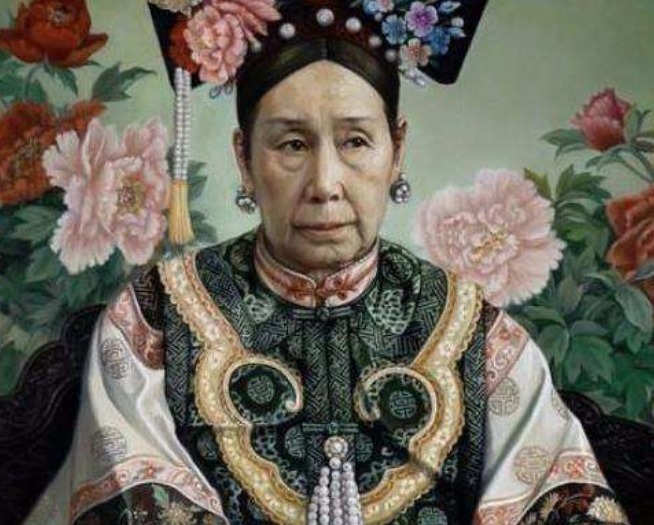 慈禧|慈禧年轻时有多美？第五世外孙女曝光，两人仿佛一个模子刻的