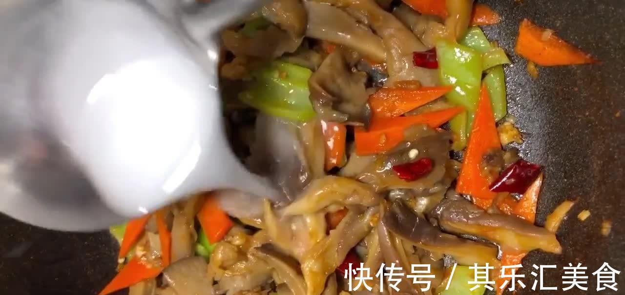 炒鲜蘑,鲜嫩爽滑鲜美入味,营养物质易被人体吸收,吃着比肉都香