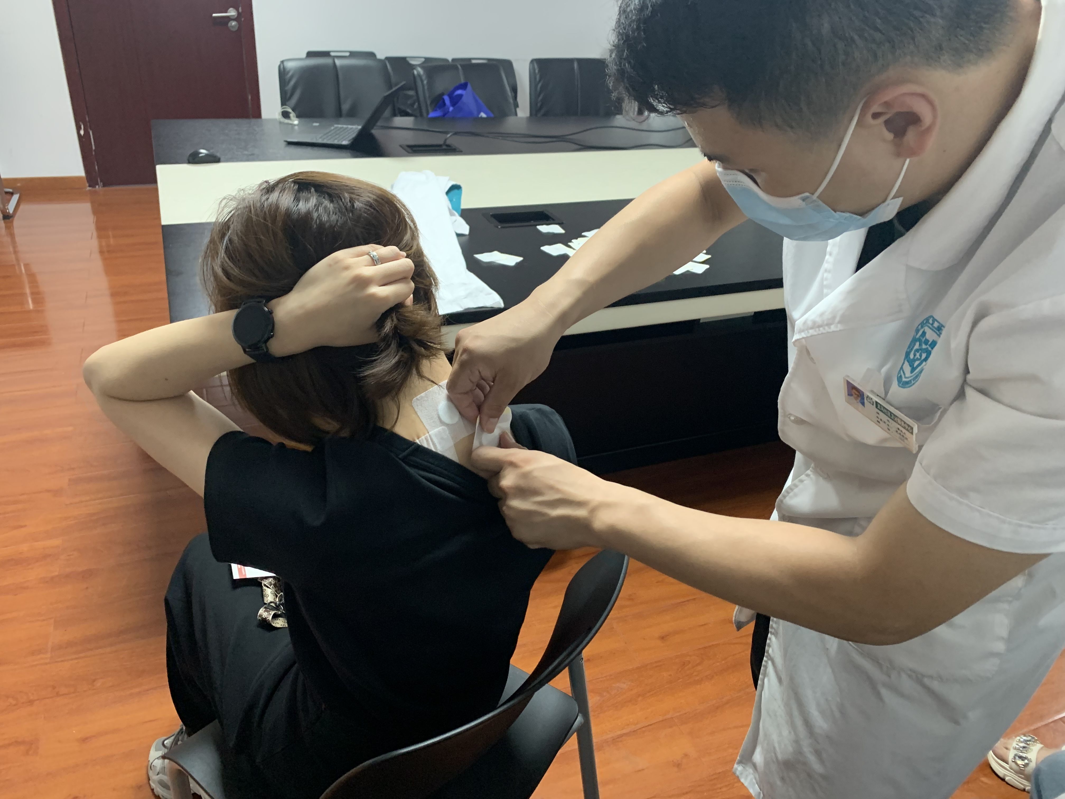 办实事|鹿城新闻网丨冬病夏治正当时!区总工会开展“三伏贴”送健康活动