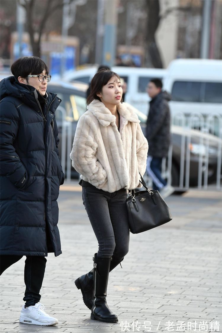 毛皮草 街拍:小姐姐一件浅粉色的羽绒服,搭配着运动鞋,更显年轻个性!