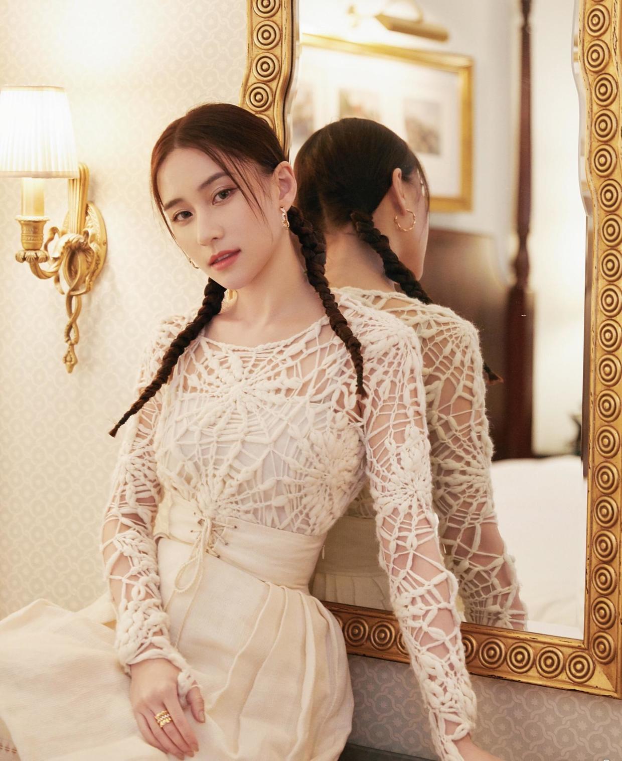 名媛|何超莲不愧是名媛,穿一袭白色流苏裙优雅如天鹅,太有千金气质