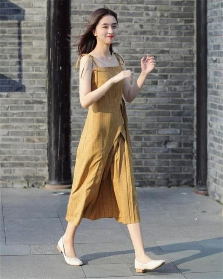 高跟鞋|街拍，美女身穿白色衬衫裙，好似清纯的校花