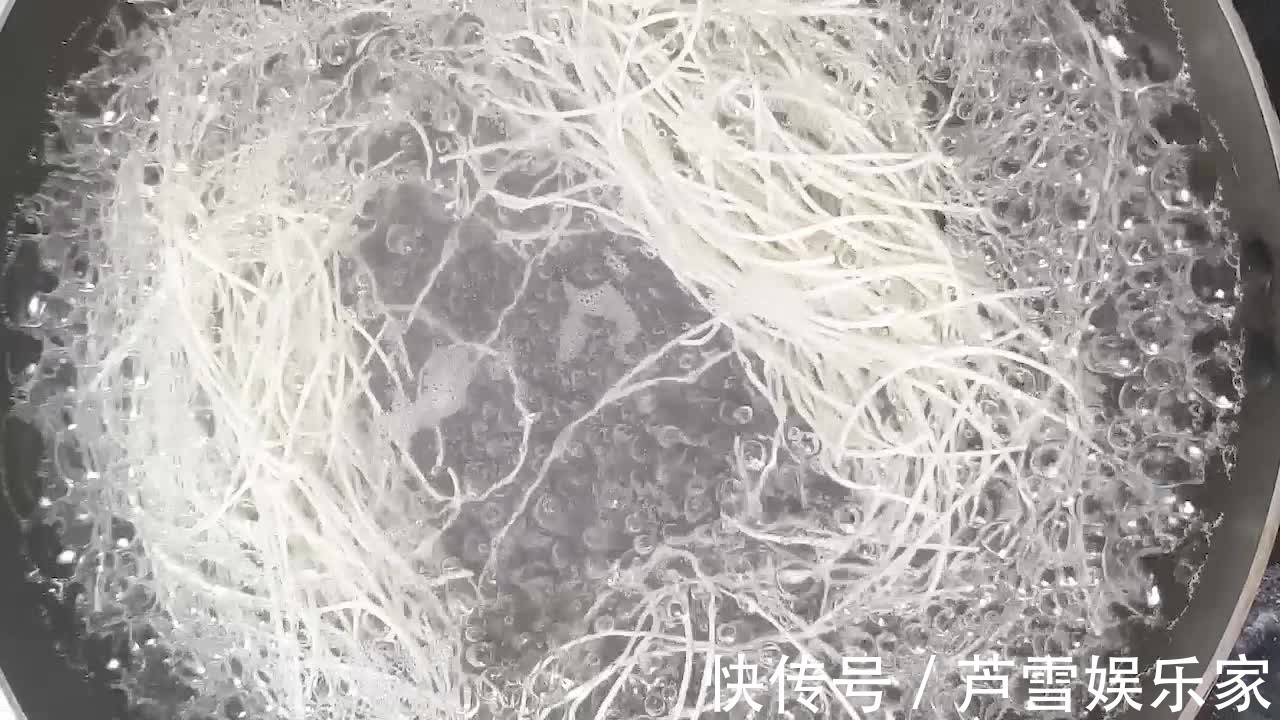 荷包蛋|清汤素面，汤头鲜美面条滑溜，任何时候吃都不给肠胃添“负担”！