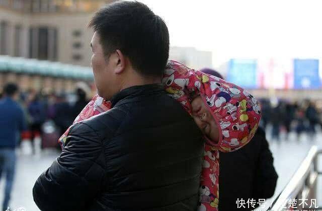 小宝宝|宝宝本想叫爸爸起床,没想到反被爸爸带入睡,这画面让妈妈笑喷了