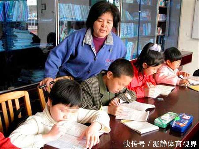 农民工爸爸穿得脏兮兮去开家长会,被拍照发到网上,网友:好父亲