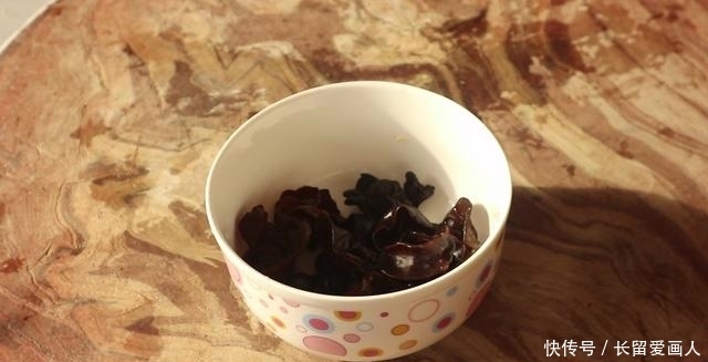 木耳|饭店的凉拌腐竹为啥好吃?原来多加了这两样配菜,清脆爽口又营养