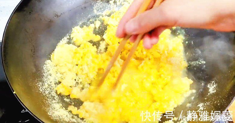 面团|玉米面倒进开水锅里，瞬间变美食，一周吃6次都嫌少，营养又解馋