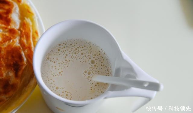 不用去外面花钱买奶茶了，这样做成本不到1块钱，好喝又健康！