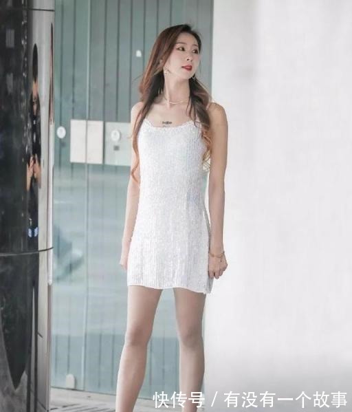 简约风 气质女孩的简约风穿搭,一件时尚亮片连衣裙,简单大方显气质!