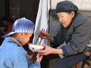安全意识|“霸气爷爷”走红网络,下雨天带孙子出门,超豪华雨伞引路人围观