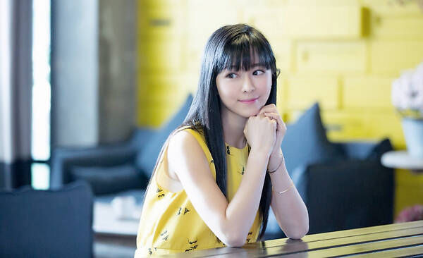 杨安琪《盲约》开播 携手蒋欣演绎同母异