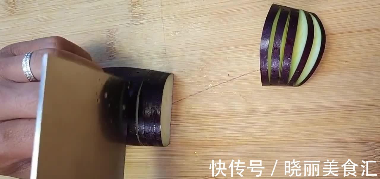 客家茄子酿肉，外焦里嫩咸香微辣，配米饭再好不过啦！