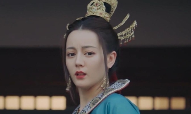 |迪丽热巴搞笑配图“就是玩儿”,网友争抢去评论