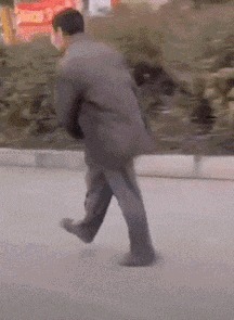 |搞笑GIF：姑娘 虽然你长得挺好看 但你进门的样子我还是笑出了声