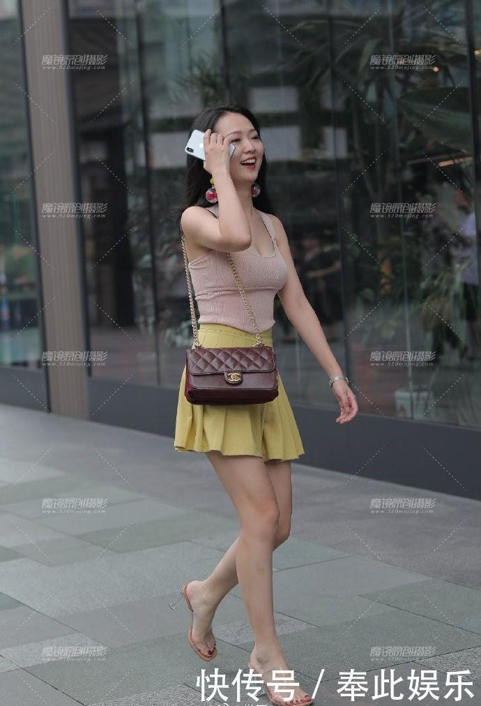 针织吊带衫|街拍喜欢穿吊带衫的妹子，几乎都会搭配短裙，不信你们来看