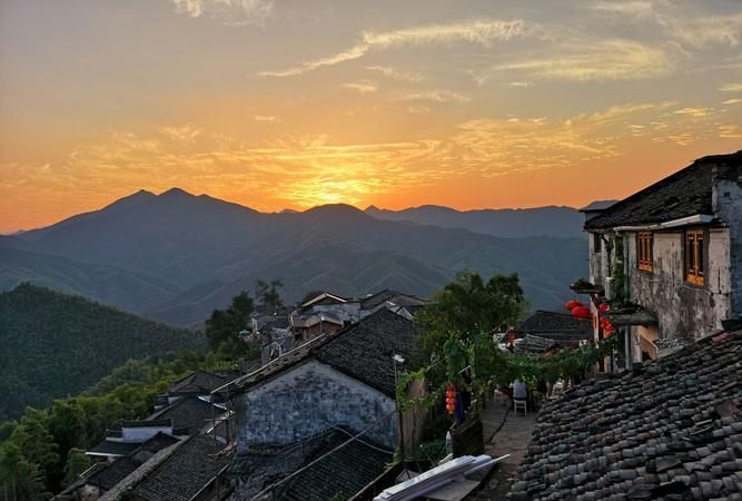 家家户户|安徽一美丽小众古村,建在山脊之上,天空景色美不胜收,游客却少