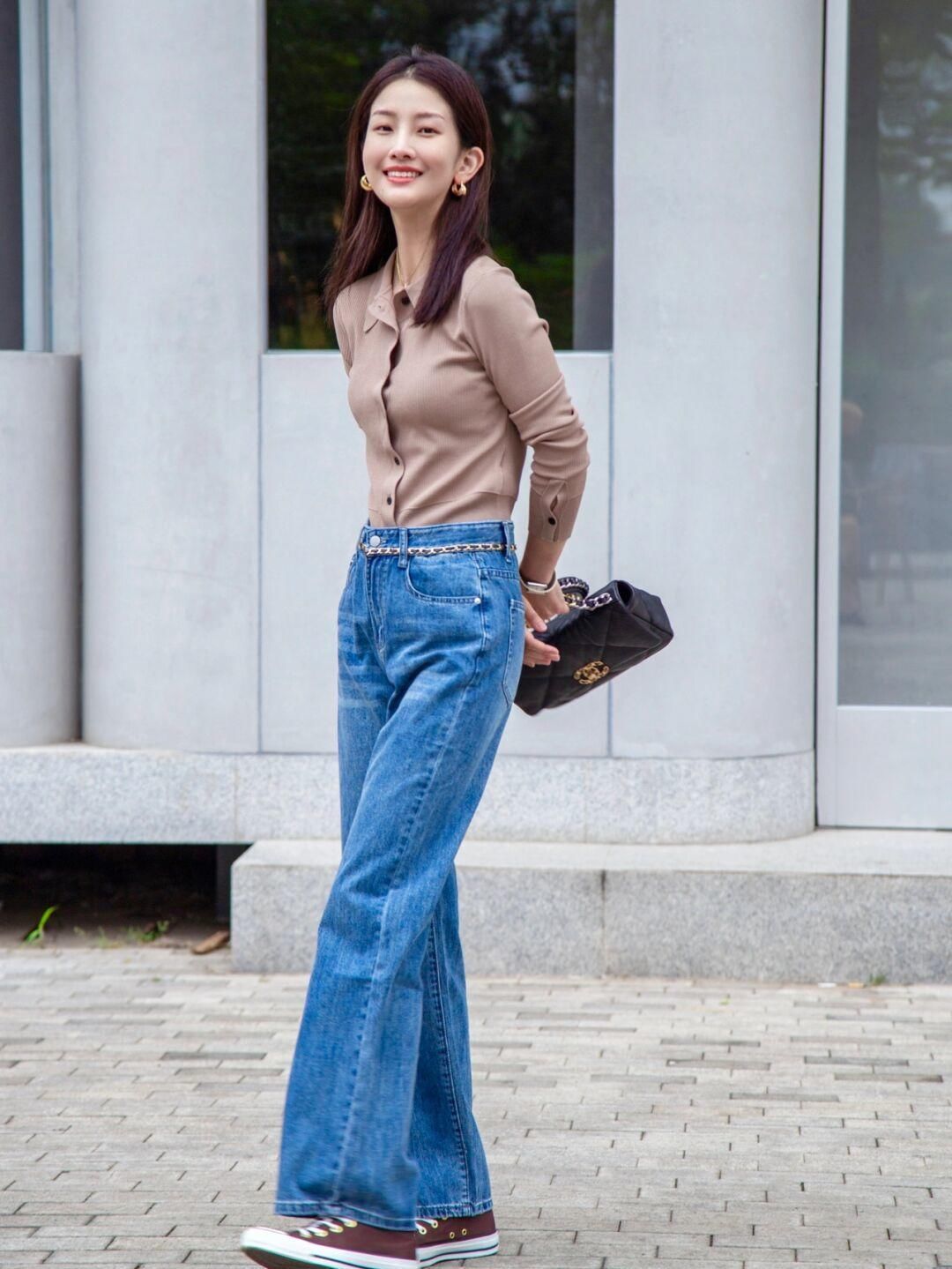 牛仔裤|针织衫选对颜色很重要，浅紫色针织衫+灰色运动裤，温柔又气质