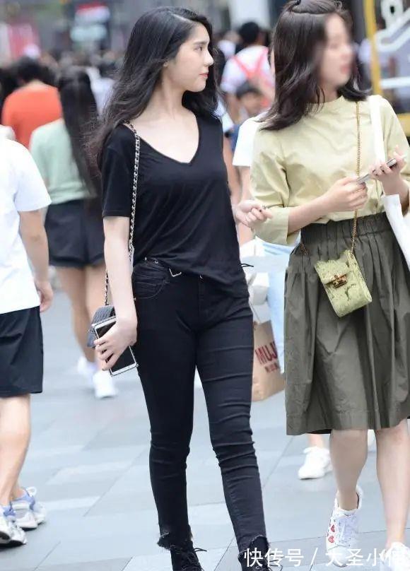 一身黑色|美女街拍:一身黑色搭配,显瘦又显气质,短袖衫配牛仔裤简约美丽又大方