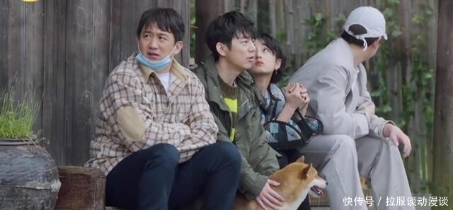 《向往5》张子枫给杨紫洗脚,表示想要一个杨紫家的大床!