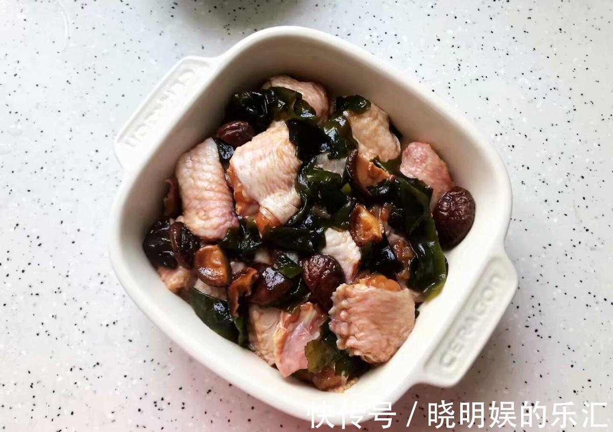 枸杞|鸡翅和裙带菜搭配，蒸一蒸，鲜香入味，全家老小都爱吃的一道菜