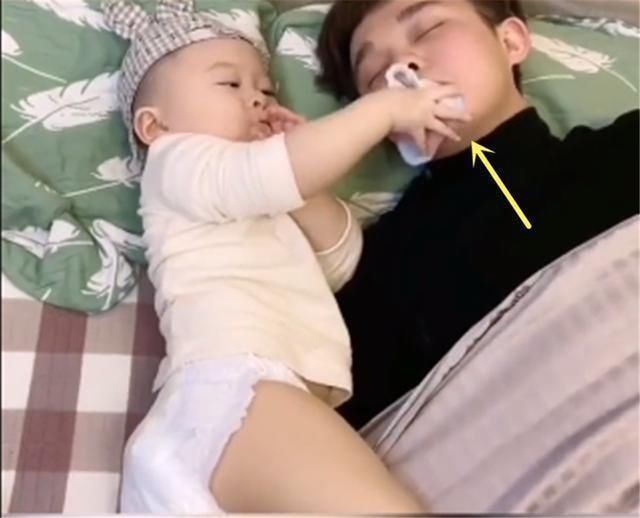 教娃|宝宝嫌呼噜声太吵，转身给宝爸“上了一课”穿尿不湿的不好惹