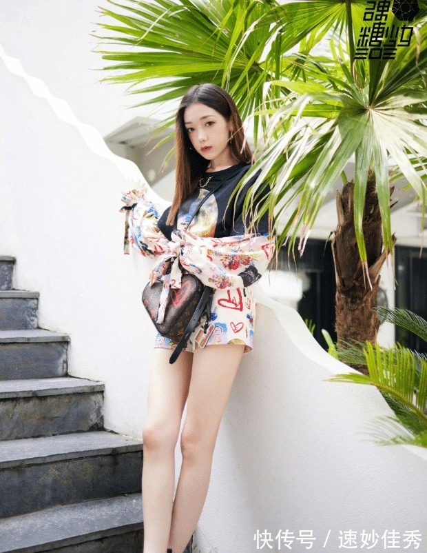 超短裤|希林娜依·高黑胶复古套装,穿老爹鞋秀漫画腿,杨幂都自叹不如
