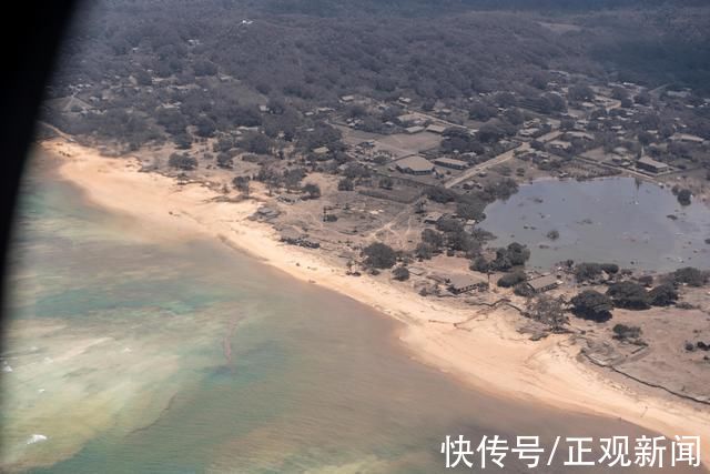 央视新闻|新西兰军方航拍汤加照片:岛屿一片灰色，近海岸地区损毁严重