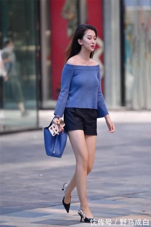 街拍|街拍：气质靓丽的时尚美女，黑色的短装搭配打造十足的休闲范