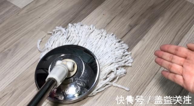 不管拖把有多脏，用“这水”泡10分钟，拖把干净无异味，快试试