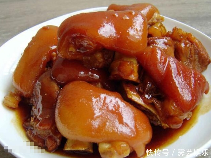 焖猪蹄时,直接下锅煮是大错特错,多加1步,猪蹄软糯入味无腥味