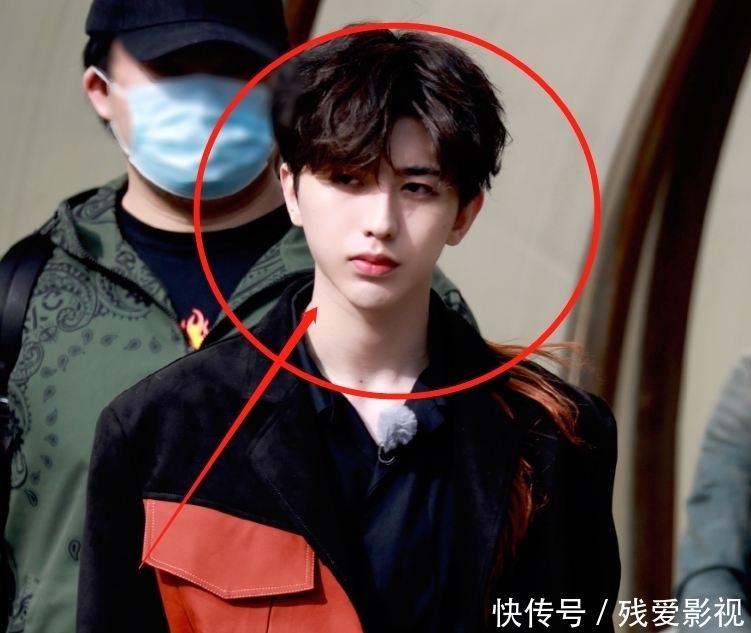 跑男9路透曝光,本以为蔡徐坤造型够吸睛,却被毕雯珺腿长看愣