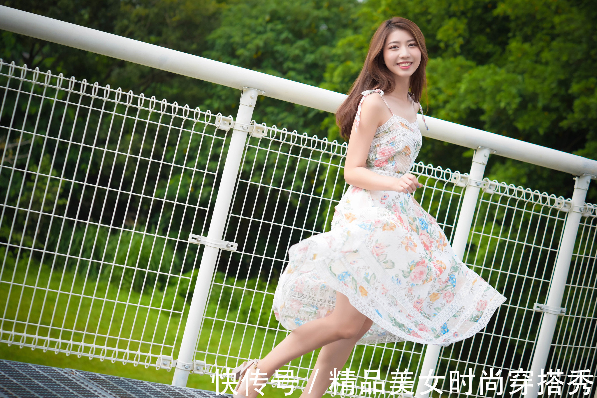 蕾丝|印花吊带裙搭配高跟鞋,清新淡雅又不失甜美