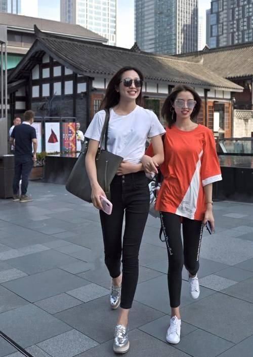  运动|牛仔裤与瑜伽裤搭配各有千秋，轻松穿出魅力女人的时尚格调