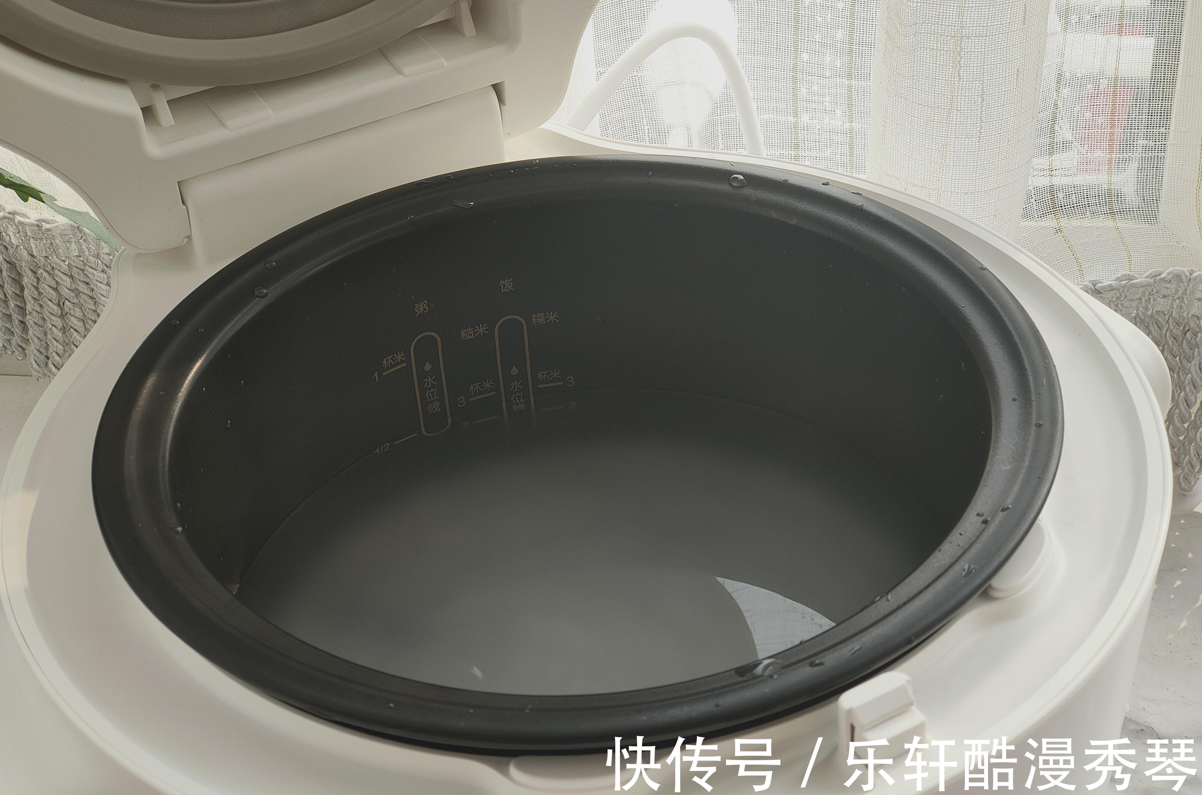 将皮蛋和鱼肉一起熬粥，营养鲜美，好消化好吸收，肠胃无负担