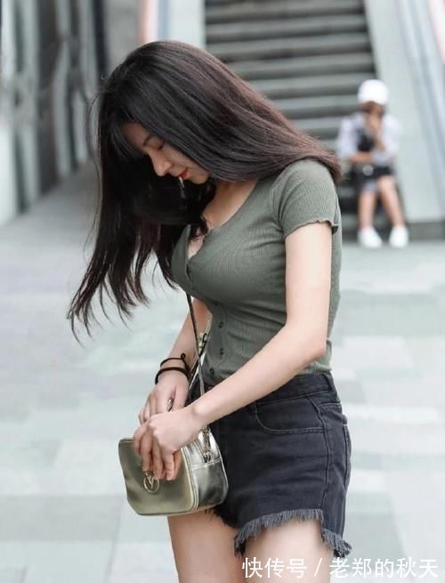 打底裤 紧身牛仔裤美女的装扮尽显女性柔美气息,在细节中彰显美