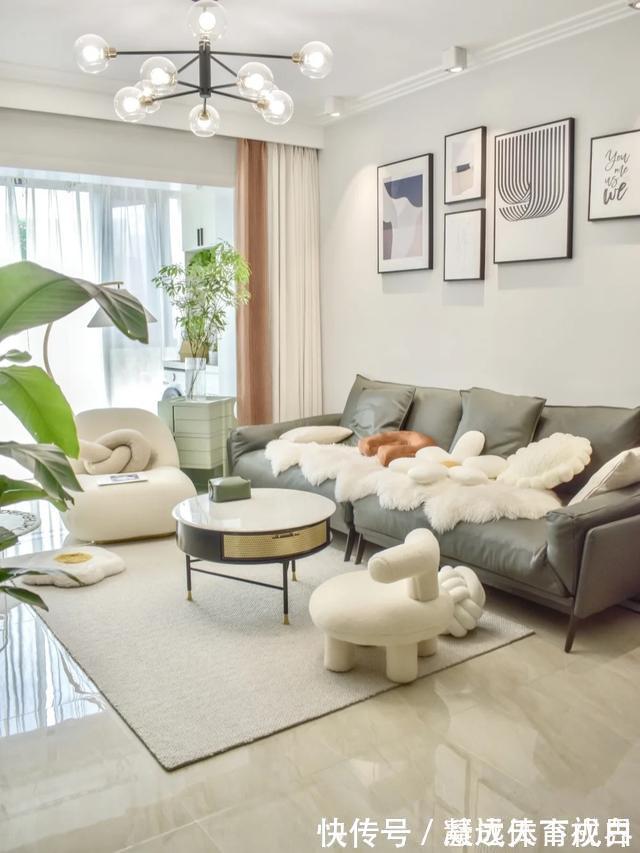 阳台上|她家不吊顶,只走石膏线,墙面不造型,只刷乳胶漆,太简洁耐看了