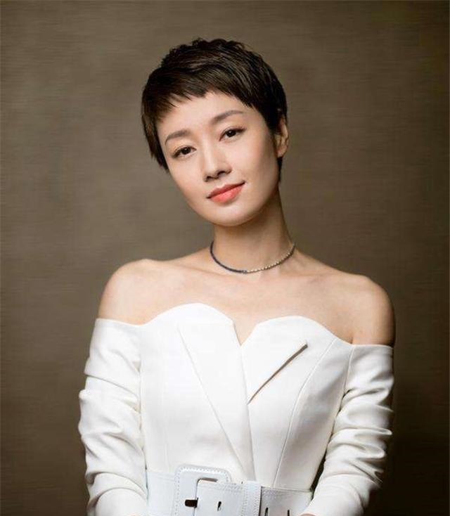 短发造型 到了50岁的“家庭妇女”,有白发的剪这3种发型,减龄还洋气