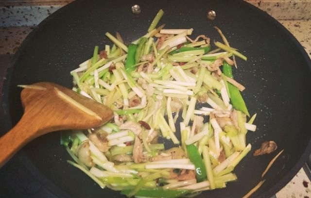 做韭黄炒肉丝时，一定多加这一步，韭黄鲜嫩不出水
