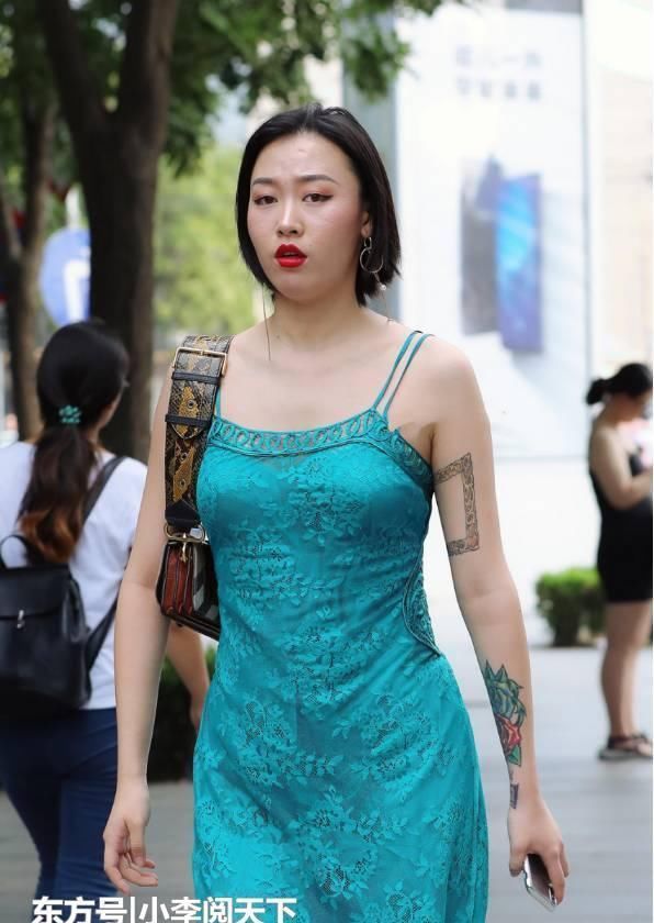 贵妇品位够时尚,穿“翡翠瓷”连衣裙逛街,远看还以为是“花瓶”