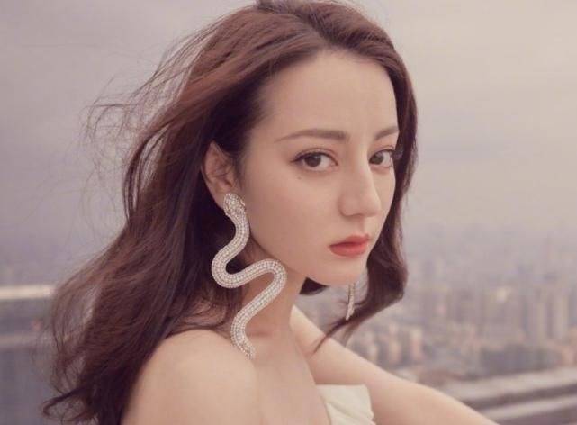 高跟鞋 热巴的脚有多小看清她穿高跟鞋时的大脚趾头,真的尽力了