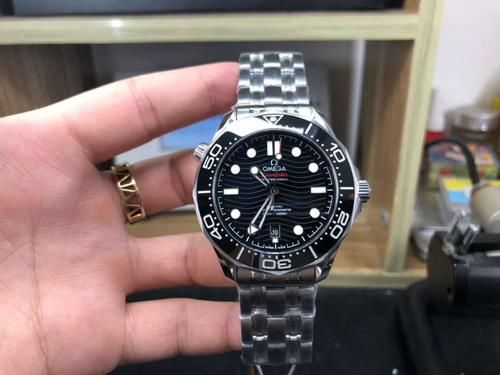 劳力士水鬼名气大，欧米茄海马性价比高，是你你选谁