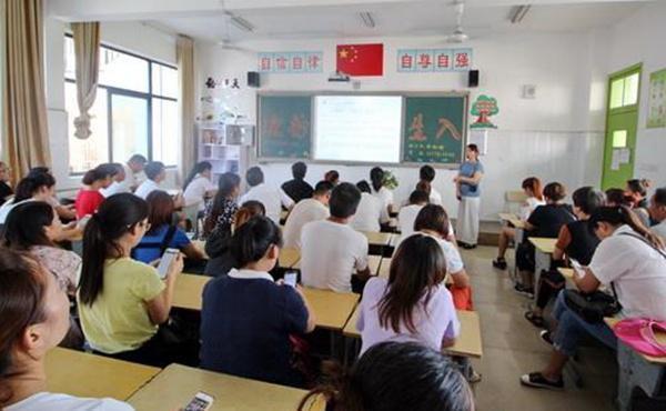 “你妈妈裙子这么短，不害臊”宝妈盛装参加家长会，孩子却被嘲笑